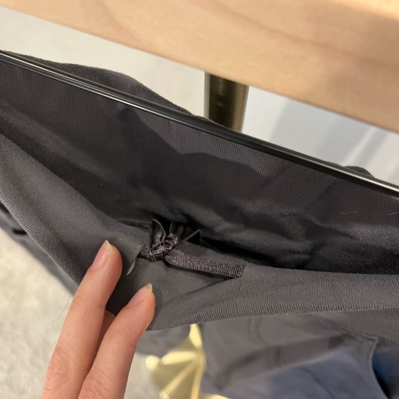 Lululemon Skinny Will Crop | Size 4 | Grey | Pockets & Drawstring - Picture 6 of 6